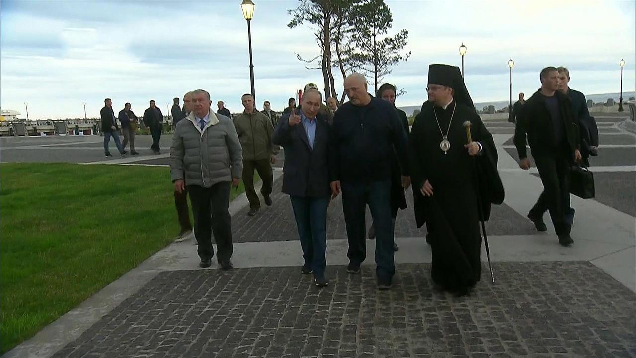 Владимир Путин и Александр Лукашенко посетили остров Коневец на Ладоге