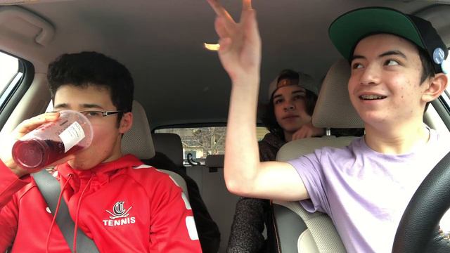 STARBUCKS RANDOM DRINK ROULETTE???!?!?!??! *NOT NEW* *FT. EVAN AND ISMAEL* смотреть онлайн