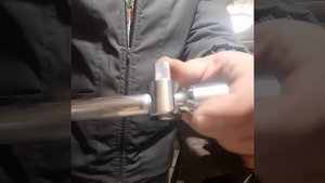 Не рекомендуется так делать, снято чтоб показать,что нагрузку,вороток и трещетка выдерживает.