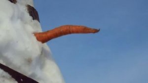 Сделали большого снеговика из снега.