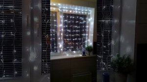 Оригинальный способ крепления светодиодной гирлянды на окно с жалюзи.