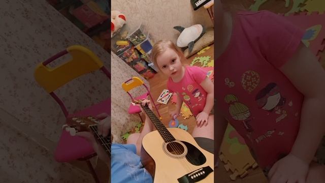 Полина в 4 года поет и играет на гитаре. Polina sings and plays the guitar at 4 years old
