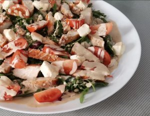 СОЧНЫЙ и СВЕЖИЙ САЛАТ! Салат из свежей зелени, с курицей и вкусной заправкой!