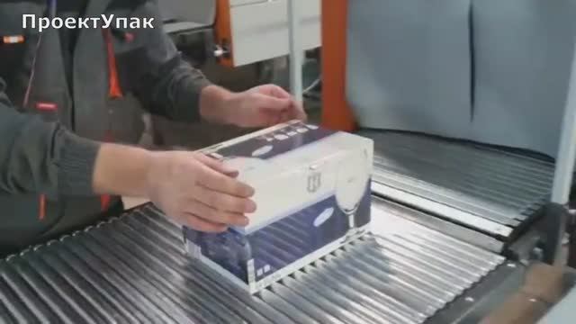 процесс упаковки товара в коробку