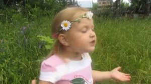 Девочка рассказывает стих про доброту.