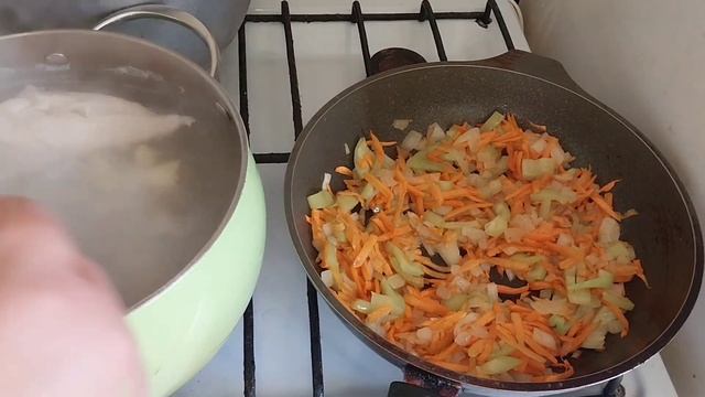 Куриный суп с жареной вермишелью и болгарским перцем?#куриныйсуп#супы#вермешель#готовитьдома#еда#