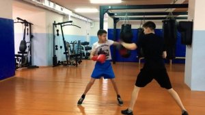 Чемпион по боксу  жёстко работает на лапах