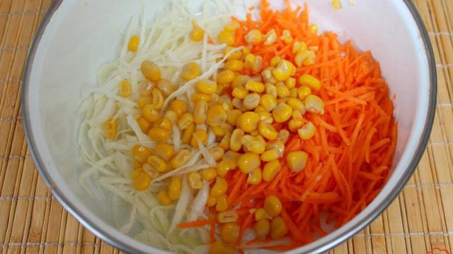 Салат из капусты и моркови с кукурузой и крабовыми палочками