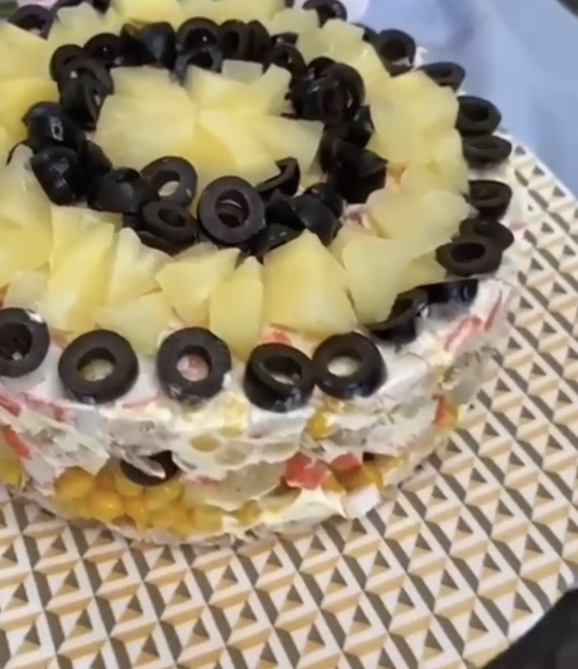 Салат с крабовыми палочками .