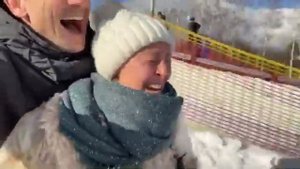Антон Хабаров с женой катается с горы.