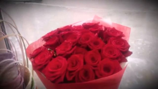 Букет цветов из 25 ярких красных роз! | Bouquet of 25 bright red roses! смотреть онлайн