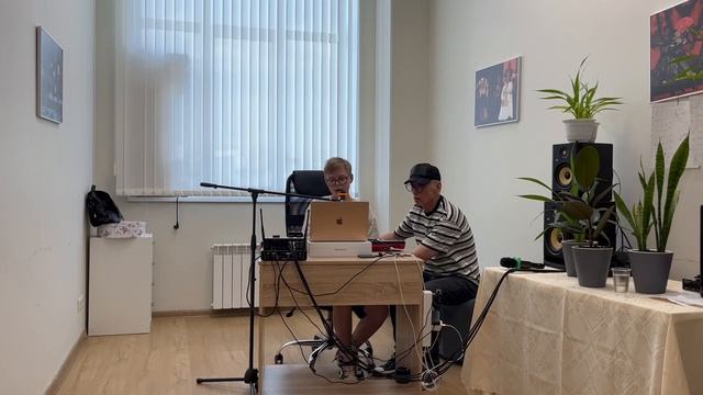 Валерий Кузаков! Парень умница! Очень талантливый музыкант!
