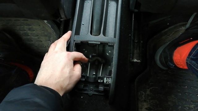 Поло седан - как Подтянуть ручник. смотреть онлайн