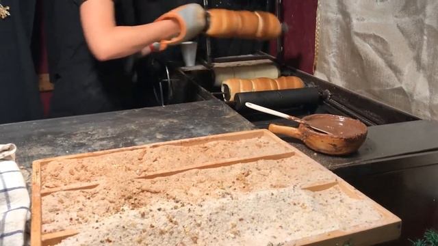 Как готовят трдельник в Праге