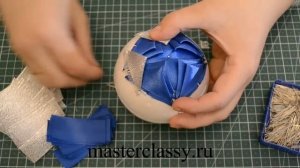 СУПЕР! Шар на елку из лент. Красивые елочные игрушки на ёлку своими руками. Видео урок