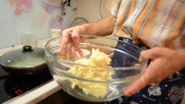 Вареники с картошкой и с подливой из жареного лука. Заварное тесто для вареников с картошкой.