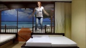 Бокал с вином стоит как вкопанный. Латексный матрас