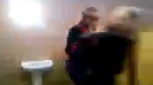 Дует в туалете