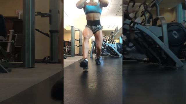 Выпады вперёд на месте Lunges #glutes #ягодичные #workout смотреть онлайн