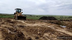 Liugong CLG 835, фронтал начинающим, планировка насыпи пруда.