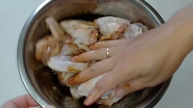 Всего 10 минут вашего времени и аппетитные крылышки почти готовы