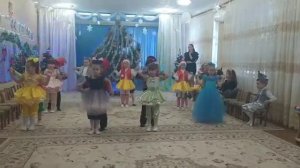 Шикарный вход на новогодний утренник (старшая группа)
