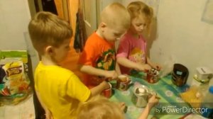 Четверняшки Красновы пьют чай на кухне. Как им всем разместиться?