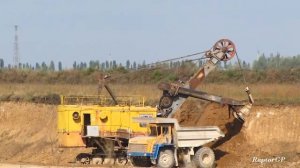 Old EKG-4.6B electric shovel loads clay. Старый экскаватор ЭКГ-4,6Б на вскрыше