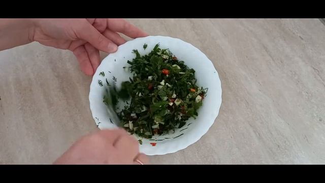 Малосольные помидоры, фаршированные зеленью и чесноком. Закуска, которая исчезает моментально