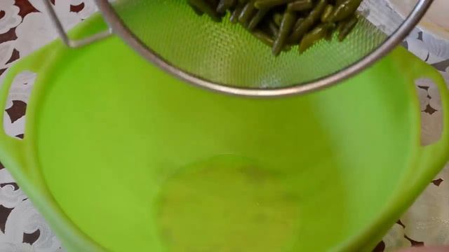 Салат из стручковой фасоли с вареными яйцами.