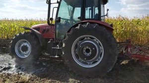 Трактор пашет сам с плугом плн-3.35 и трактор tumosan 105