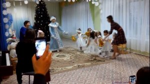 Танец новогодних снежинок. Танец малышек. / Dance Christmas snowflakes.