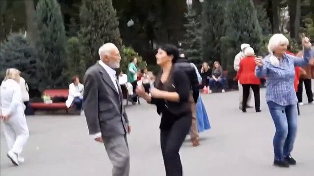 ЦЕЛУЙ,ЦЕЛУЙ,ЦЕЛУЙ МОЯ КОНФЕТОЧКА...ПАРК ГОРЬКОГО,ПРИЯТНЫЕ МОМЕНТЫ.