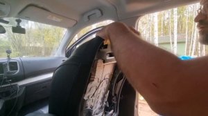 Снятие штатных подлокотников первого ряда Opel Zafira life/Peugeot traveller/Citroen spacetourer.