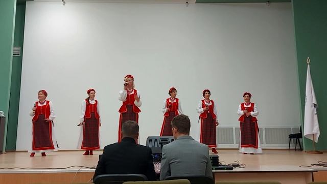 "Бегут года".Ансамбль  "ВДОХНОВЕНИЕ".  Рук. Иванов И.И.   Соло Е. Астромецкая.