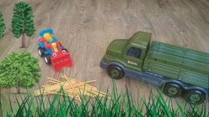 синий трактор и грузовичек