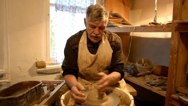 «Гончарная мастерская». Нанесение глины на круг.