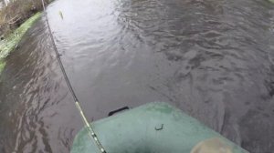 Ловим щуку на малой реке с лодки на воблер.