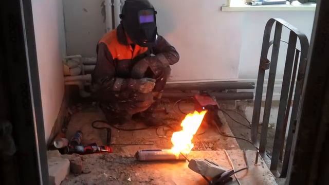 Что будет если сваркой прожеч баллон монтажной пены? смотреть онлайн