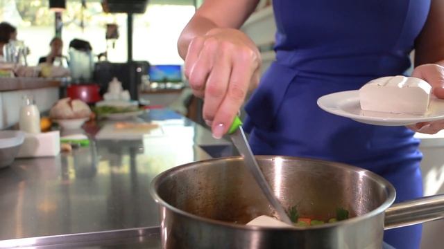 Гороховый суп-пюре по-французски в «Баварском» хлебе смотреть онлайн