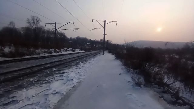 Встреча электровозов 3ЭС5К-552 и 3ЭС5К-784 Ермак с грузовыми поездами зимним утром на Транссибе.