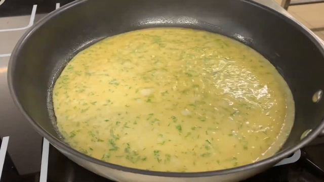 Как сделать тонкий французский омлет с сыром и зеленью на завтрак