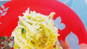 Салат с оригинальной заправкой, которая удачно дополняет вкус/Изюминкой салата является заправка.