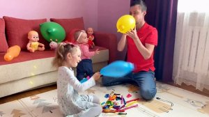 Стефа, папа и Софа надувают шары и учат цвета. Разноцветные шарики. Учим цвета