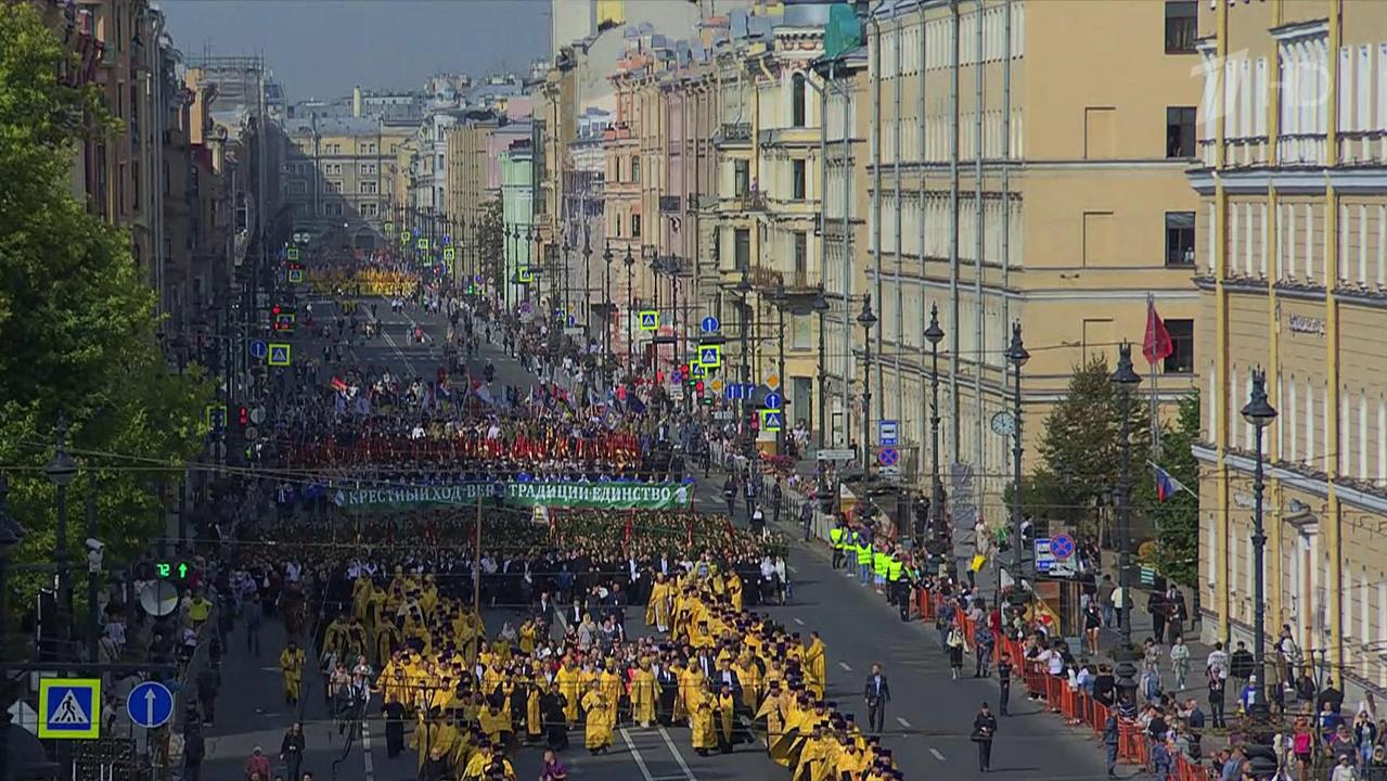 Десятки тысяч человек вышли на Крестный ход в Петербурге