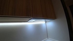 Кухонный гарнитур до потолка с антресолями.