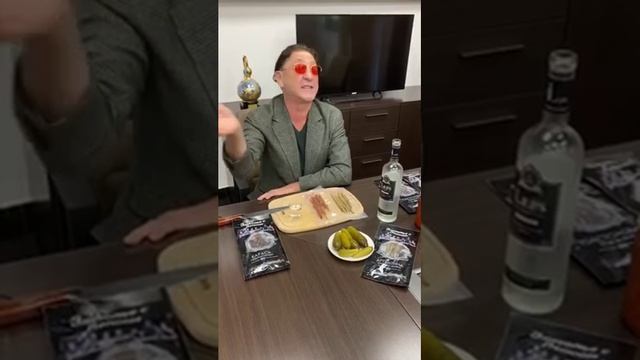 Пятничный интеллектуальный анекдот под холодную водочку Leps. смотреть онлайн