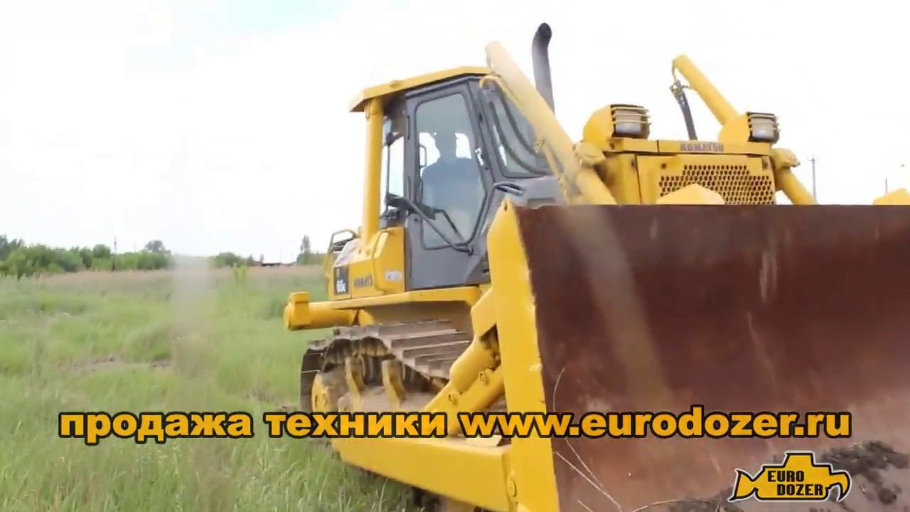 Большой, тяжелый гусеничный бульдозер Komatsu D65 демонстрирует непревзойденную мощь