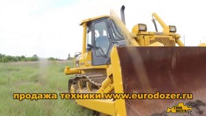 Большой, тяжелый гусеничный бульдозер komatsu d65 демонстрирует непревзойденную мощь
