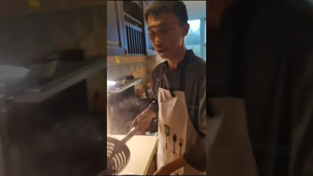 乌克兰女孩学做中国菜 (учимся готовить китайские блюда) Готовим древесный гриб?